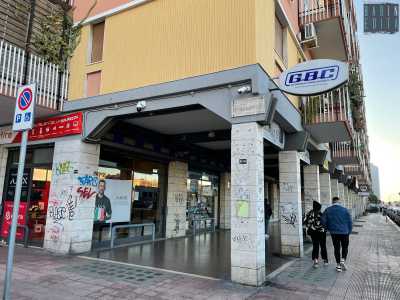 �Approfitto dell�importanza del nome ma porto avanti l�esercizio in maniera indipendente e libera�, afferma il proprietario accogliendoci nella sede posta ad angolo tra via Capruzzi e via Devitofrancesco, segnalata da un�insegna ovale